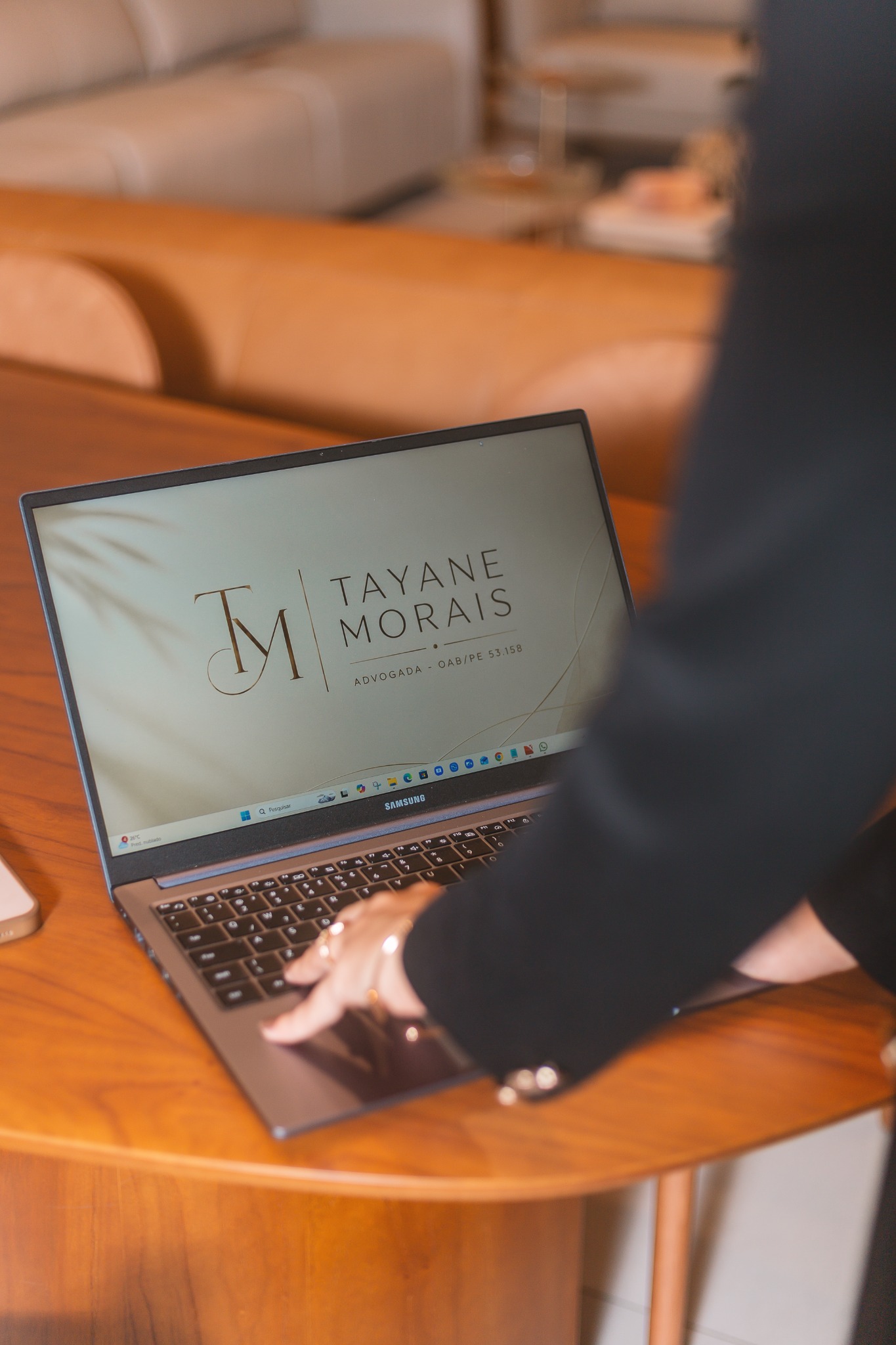 Tayane Morais analisando um caso no computador