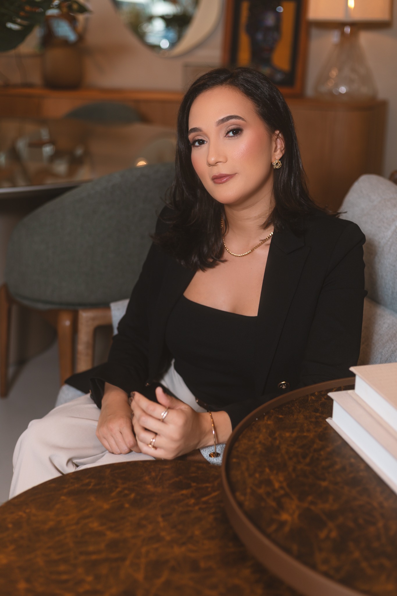 Tayane Morais em seu ambiente profissional